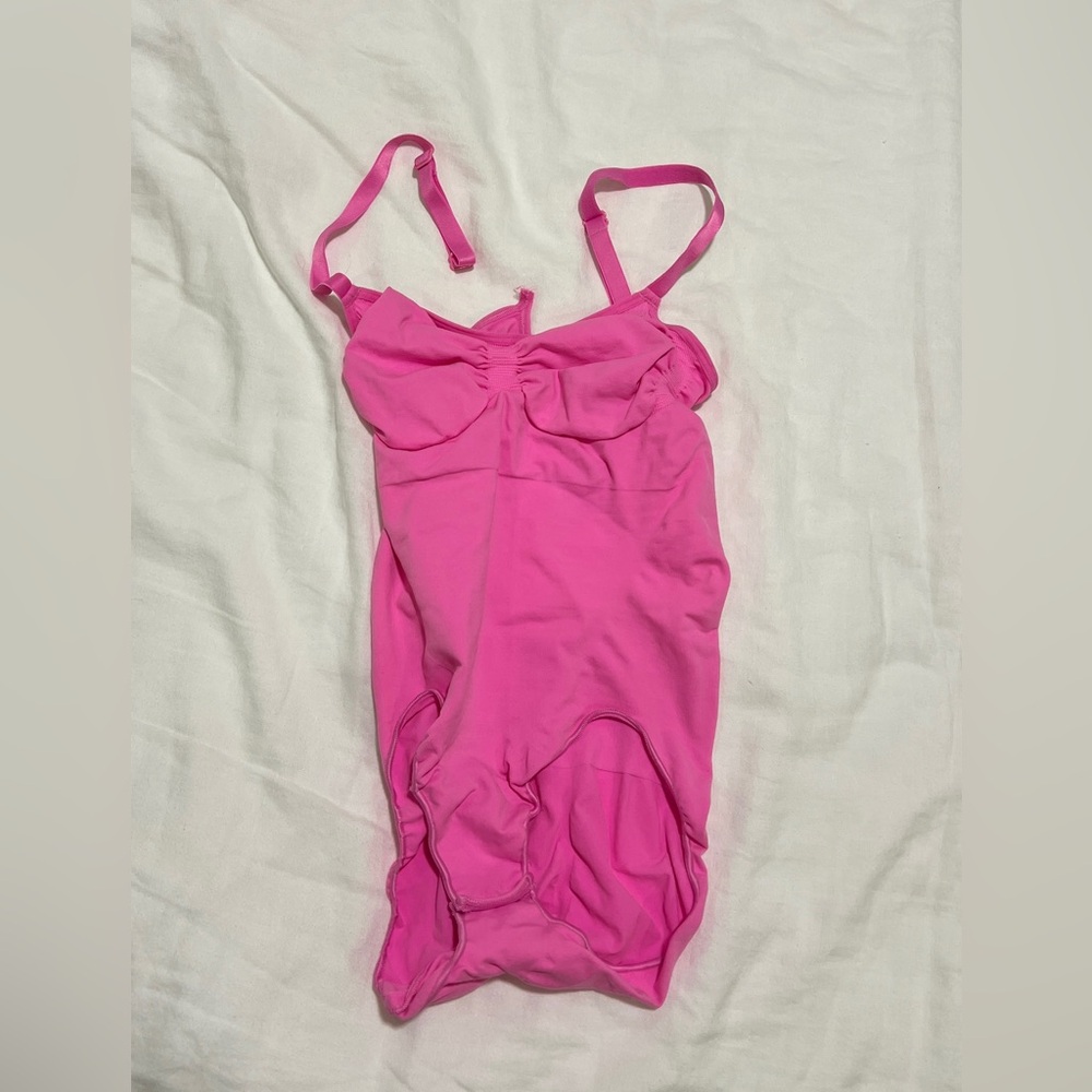 SKIMS Seamless Sculpt Pink Brief
Bodysuit Size L/XL —DAMAGED. needs to be fixed